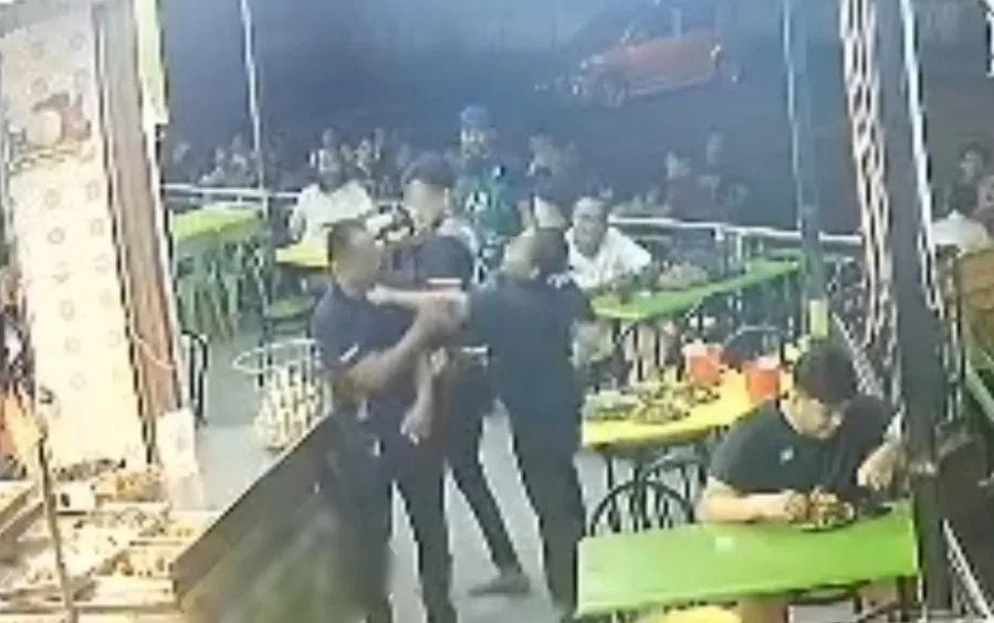 【男子不满嘛嘛档抽烟被阻 向孕妇吐烟爆发冲突】一名怀孕八周的女子日前与丈夫在马来