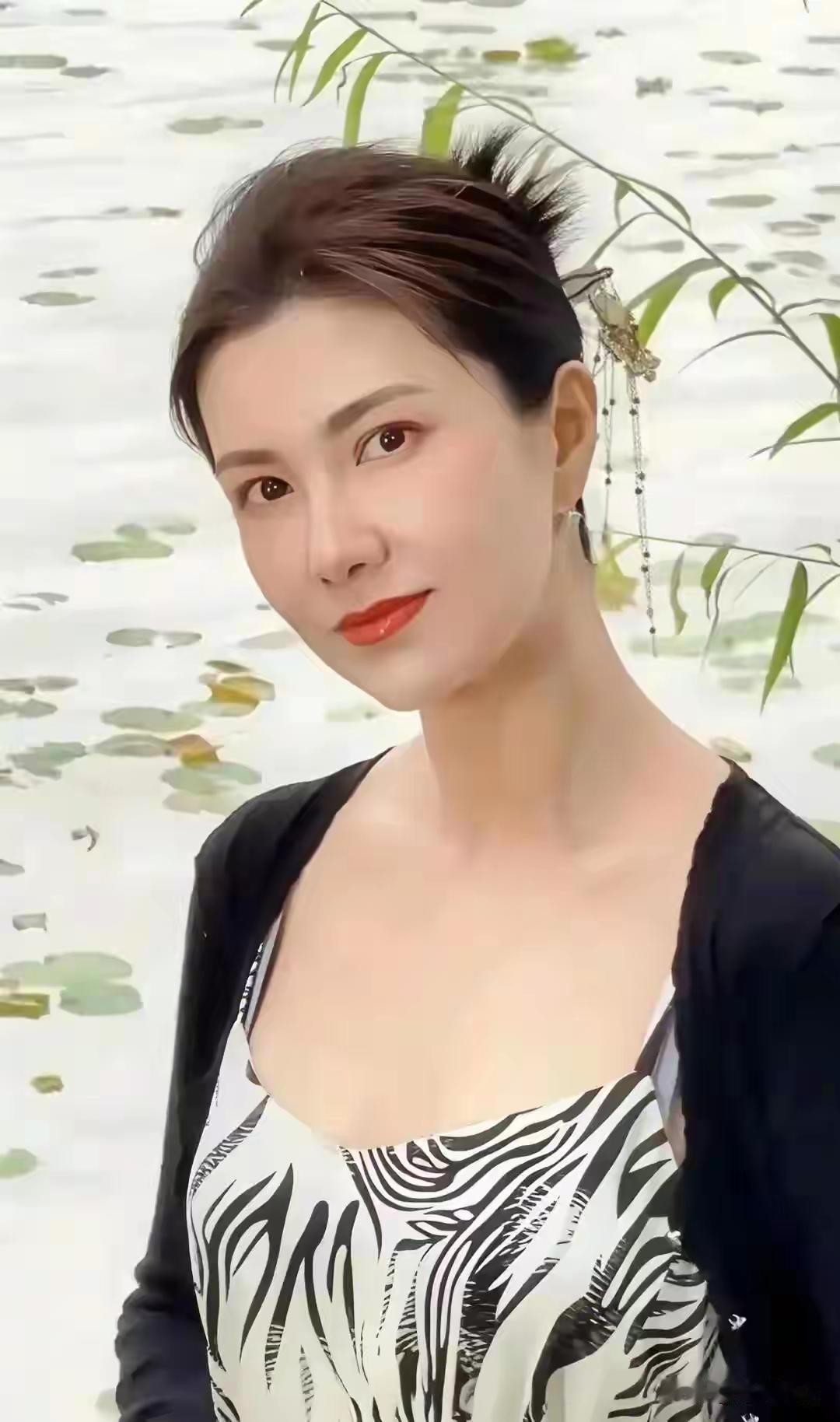 还记得边潇潇吗？我真的觉得这位女演员的颜值很高呀，身材也好，个子高挑，脸蛋真的是