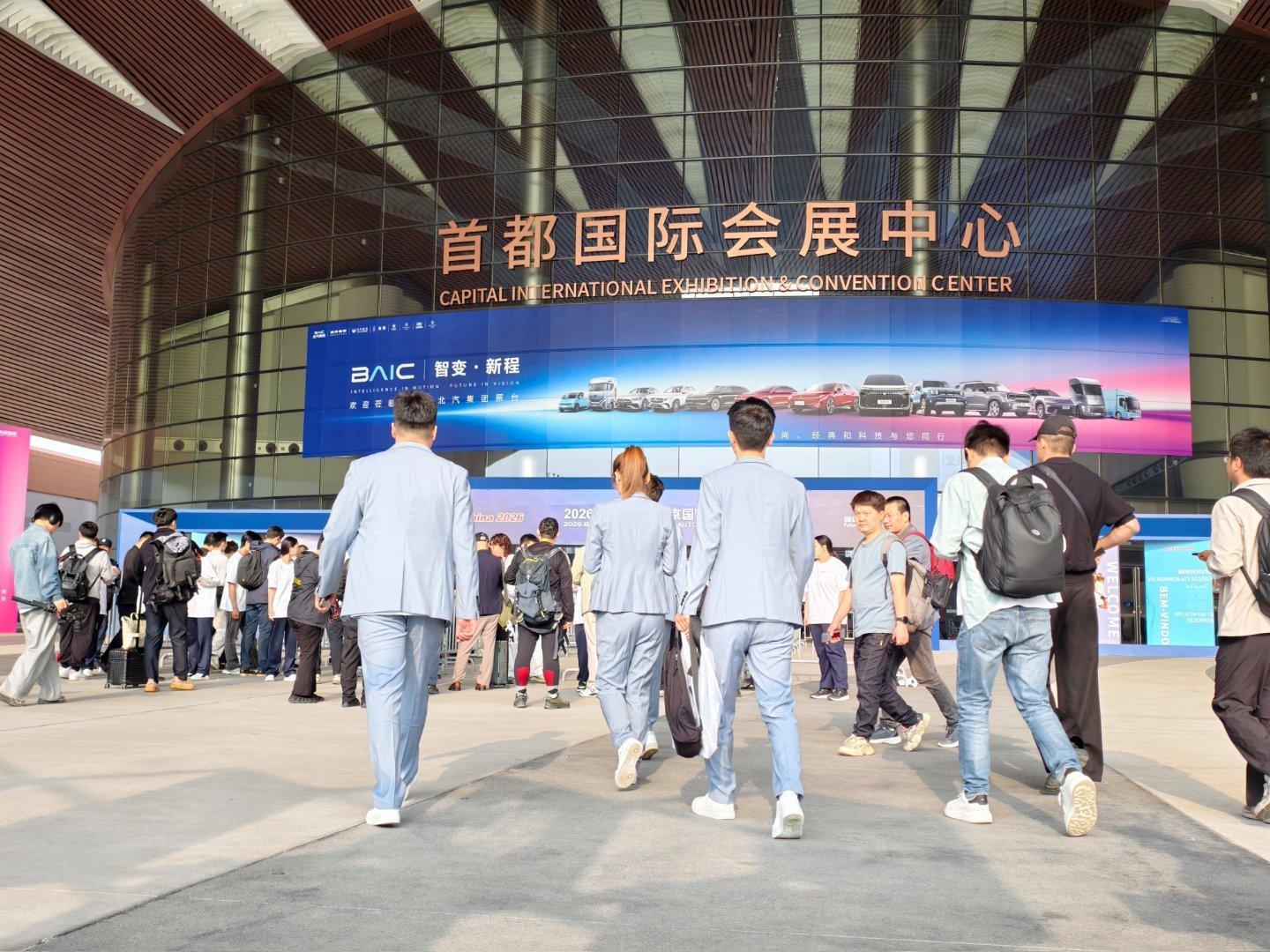 理想l9livis车展首秀  还没进车展，门外面就摆了一辆高仿，这要是跑在路上，