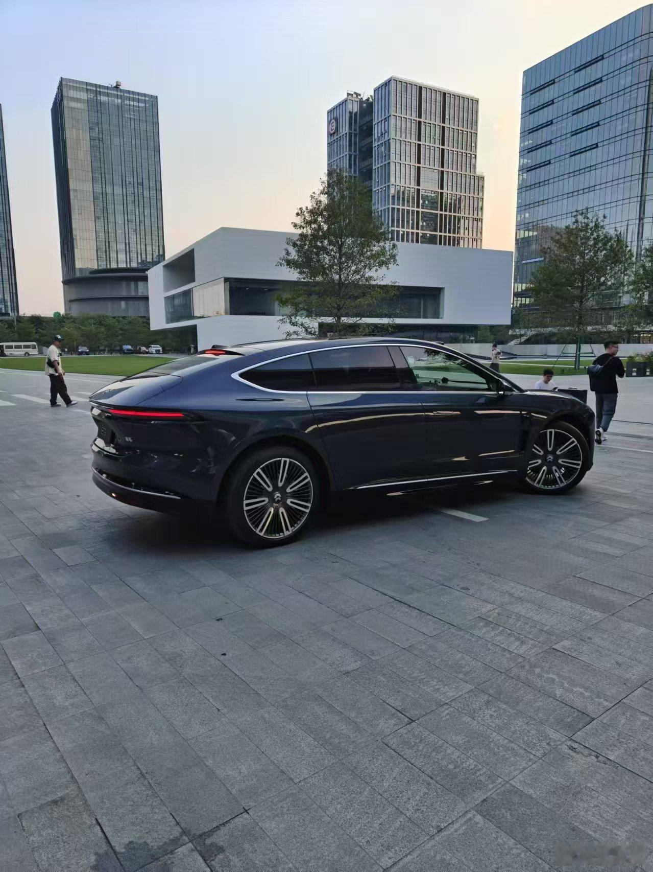 你的ET9越来越多曝光啦！你看这后轮转向不就很酷。还看到一段公路行驶视频，天行全