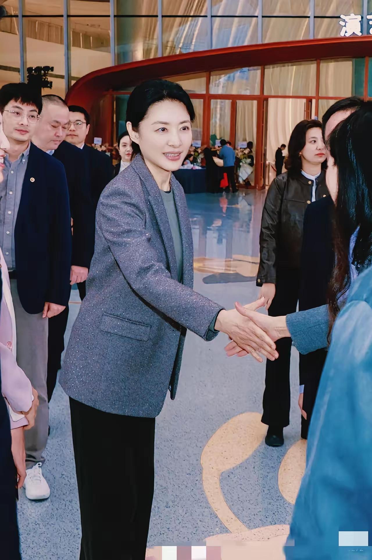 央视一姐，万众瞩目
走出的每一步都踩在
正确点上
在每一个点上都能闪闪发光，由小