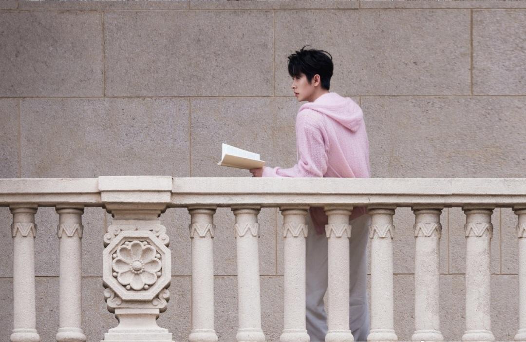 丞磊[超话] cl谁给丞磊挑的内搭 cl丞磊黑色皮衣 利益是人與人交往的根本，當