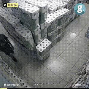 土耳其，一名10岁男孩进入布尔萨一家超市，点燃纸巾后“淡定”逃离。咱们当家长的一