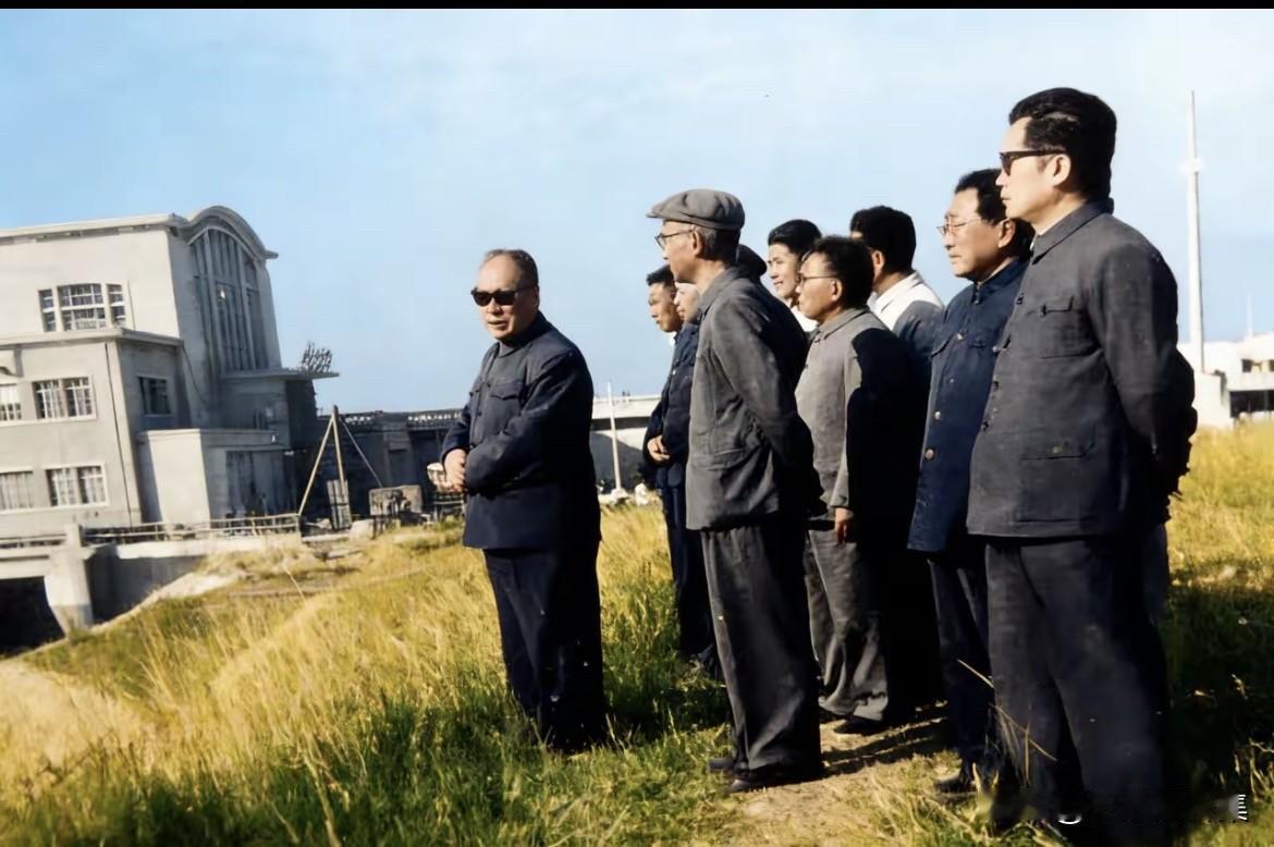 1965年，陈毅副总理偕同李天佑、章汉夫、罗青长等领导同志专程视察西津水电站的老