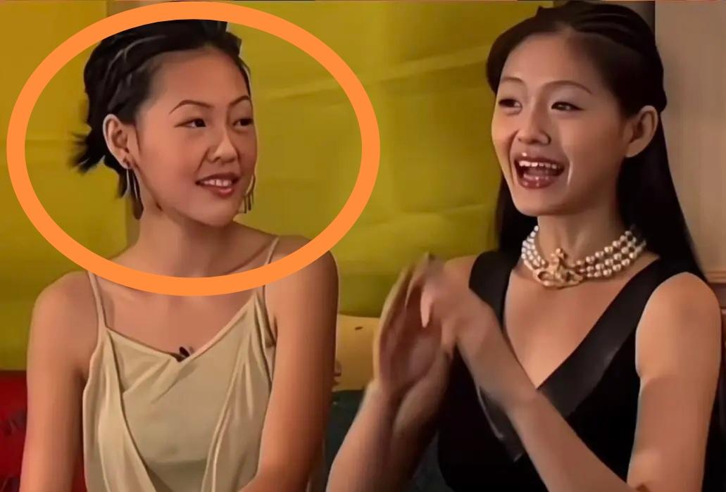 有不少人总传言小S心里嫉妒姐姐大S，可翻看她们早年镜头下的同框互动，便能发现真相