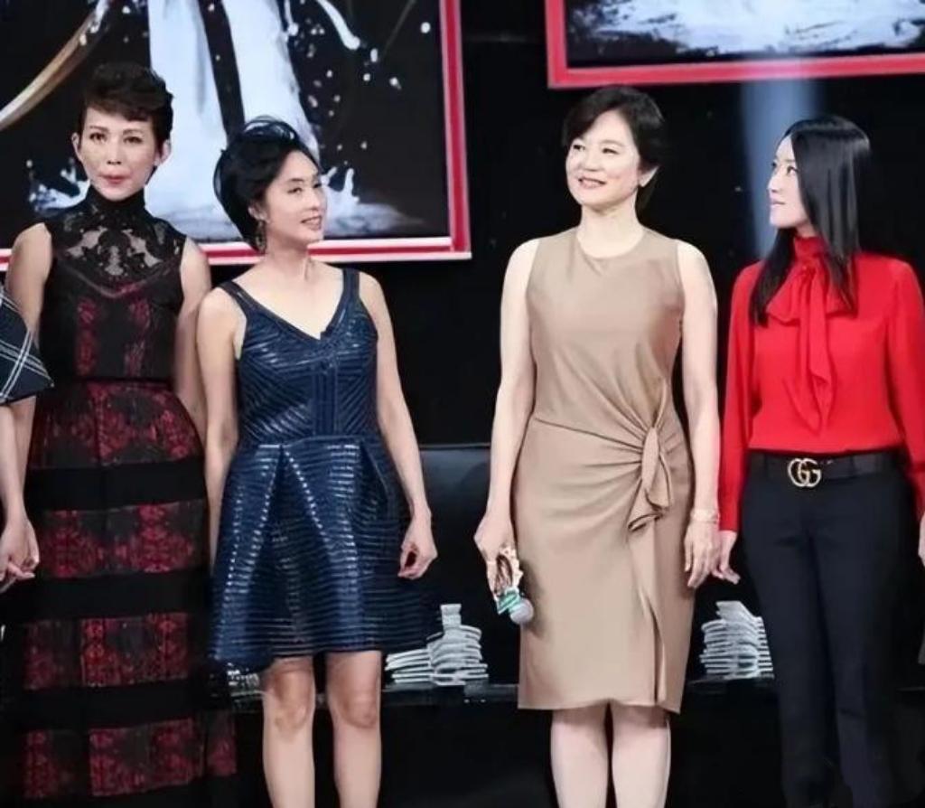 4位女神同框：林青霞霞姿月韵，丰腴有致，自带一种压倒性气场；朱茵修项秀颈，莹洁如