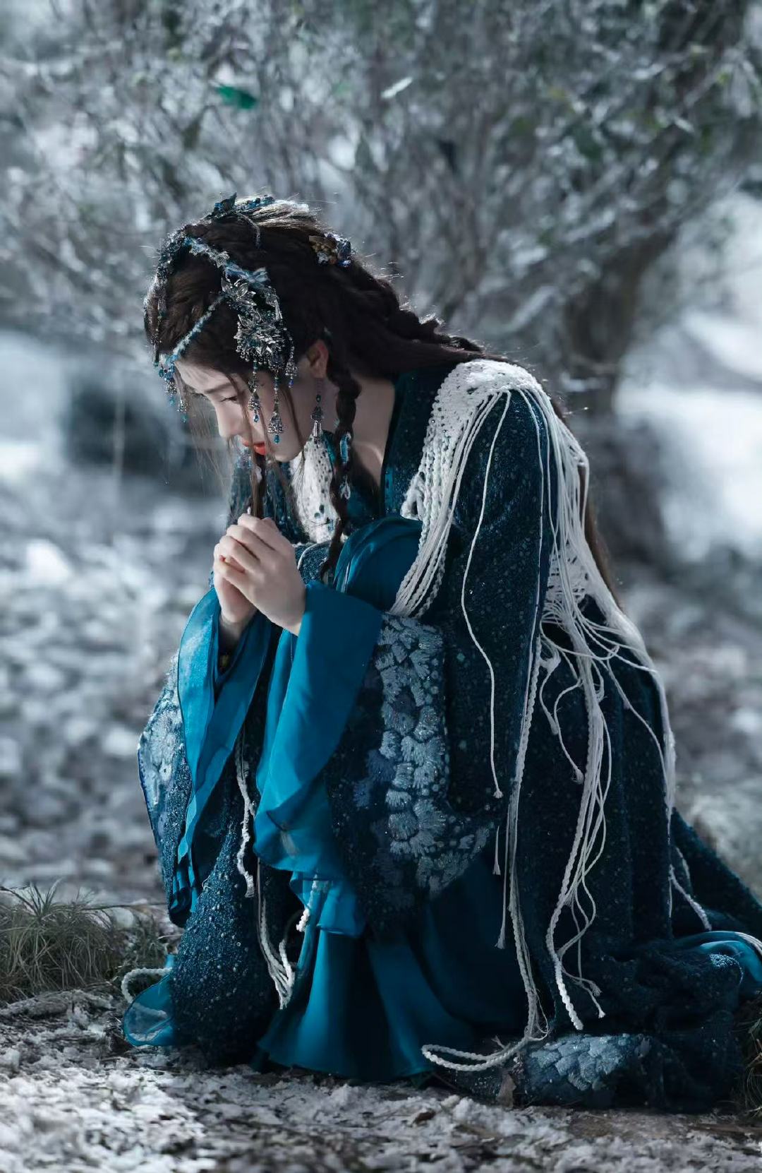 鞠婧祎露芜衣雪地里捡到一只小狐狸鞠婧祎雪地里捡到一只小狐狸哇！ 雪地里捡到一只小