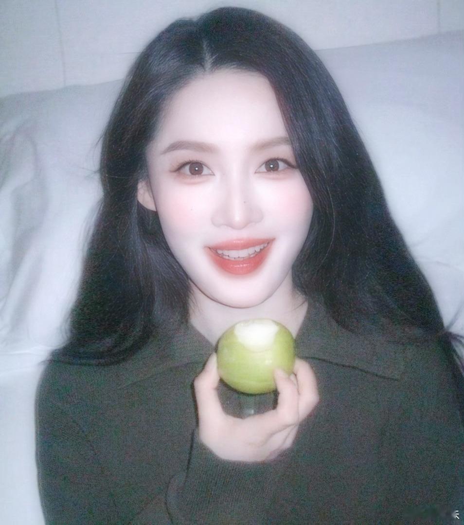 把清甜握在手心，把温柔写在脸上今日份的沁沁子，是治愈系的小甜心呀~ 🍏🍎✨ 