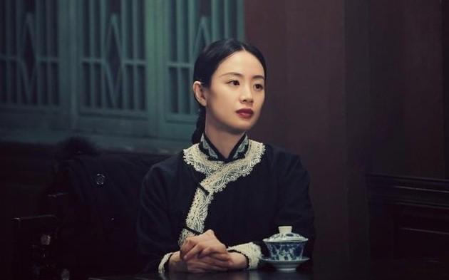 2015年，张嘉译以《白鹿原》艺术监制的身份，直接换掉了女演员李梦，然后让年轻的