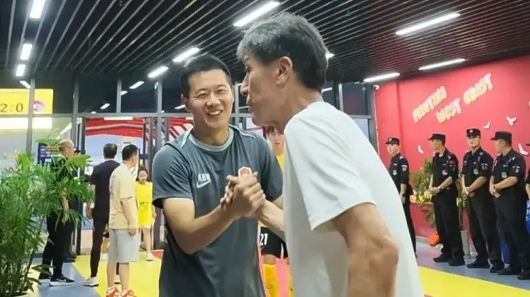 足球报晒李章洙与郑智重逢照中超第21轮迎来“青岛德比”，青岛西海岸主场对战青岛海