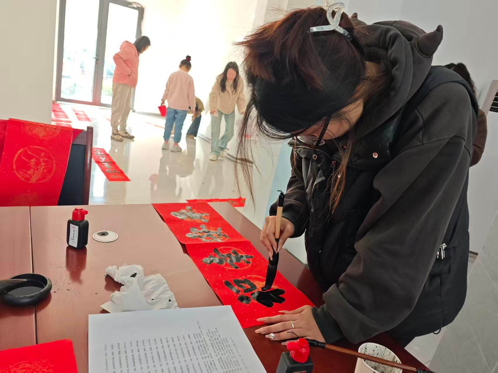 秦岭笑谈青春三下乡镜头下的三下乡三下乡大学生寒假社会实践 【翰墨书新岁 春联送温