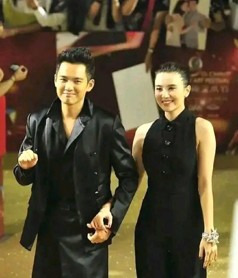 们看了宋佳和那个偶像男演员出席活动的事吗？俩人手搭在一起，但就是没牵手。这可让网