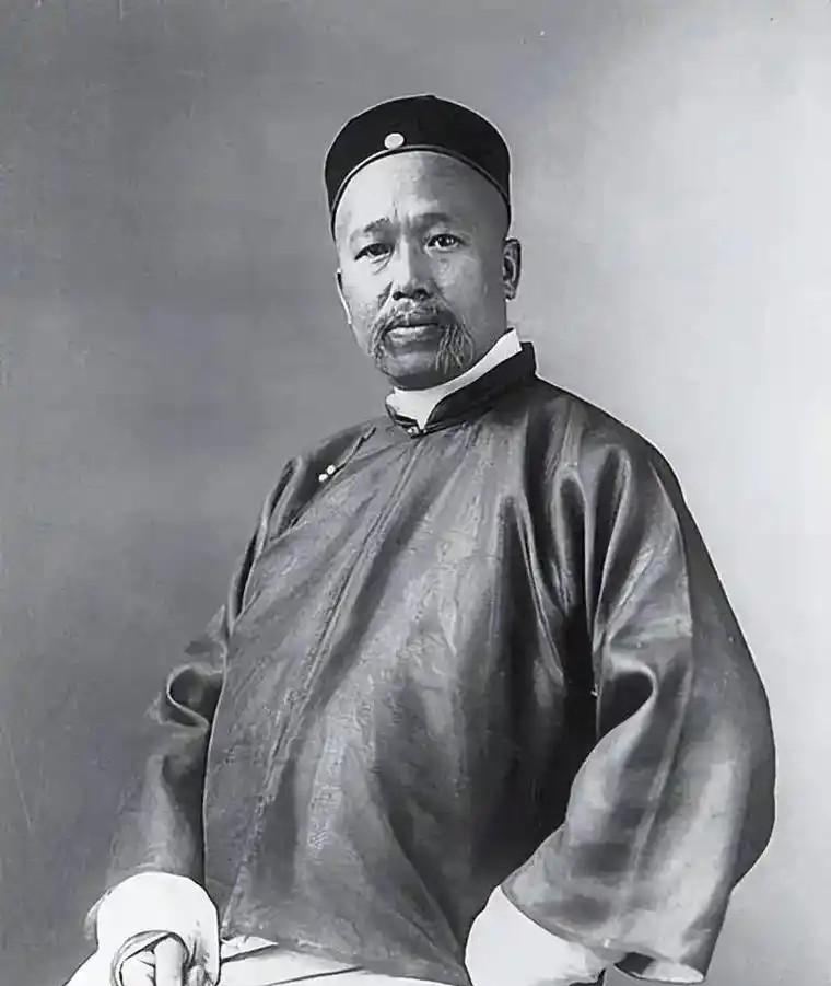 1919年，年过六旬的康有为，迎娶了一个19岁的小姑娘，当天的婚礼搞得十分隆重，