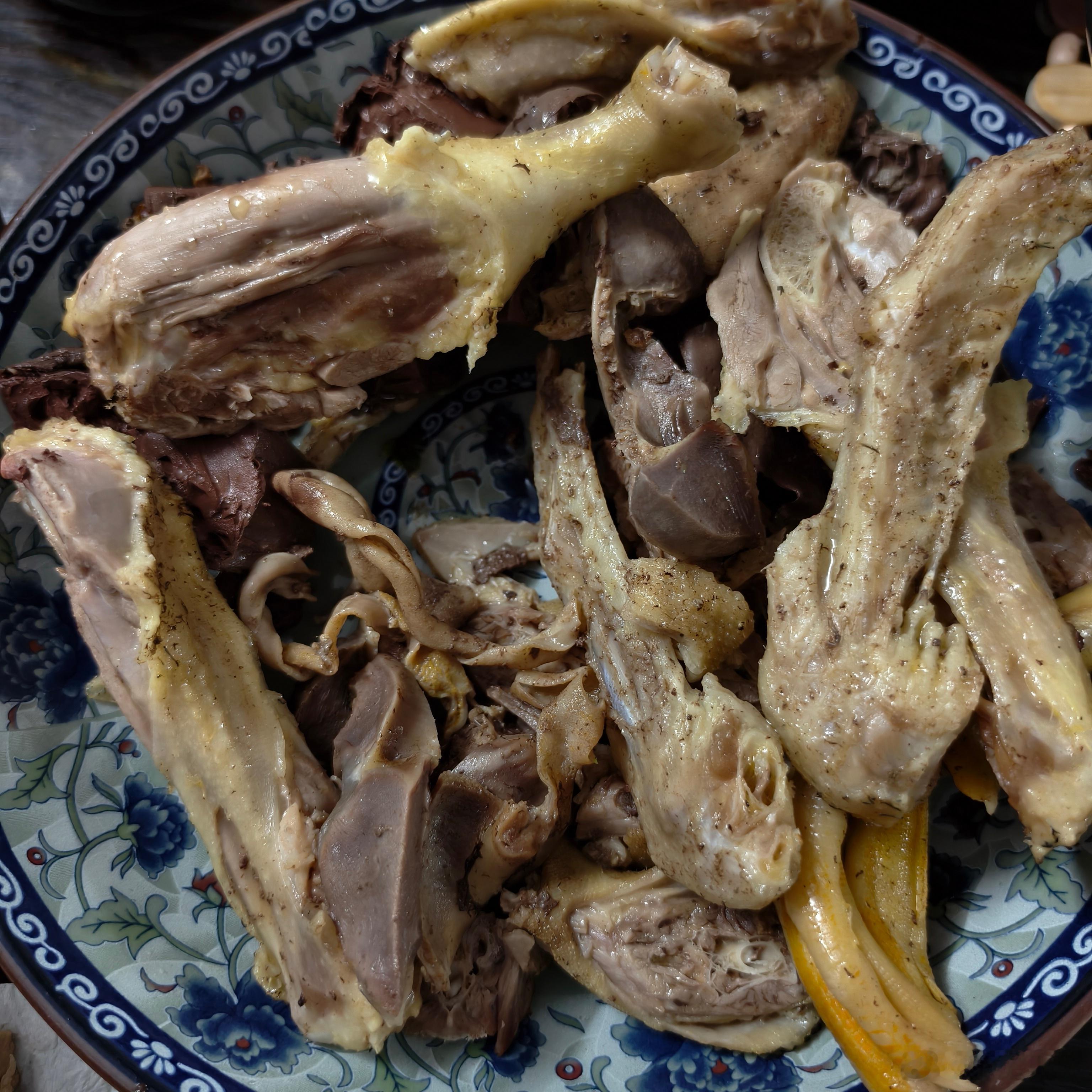 昨晚又吃鸭了。我家公一大早起来，砂了两只鸭。他说拔鸭毛拔了一上午家公拔鸭毛是比较