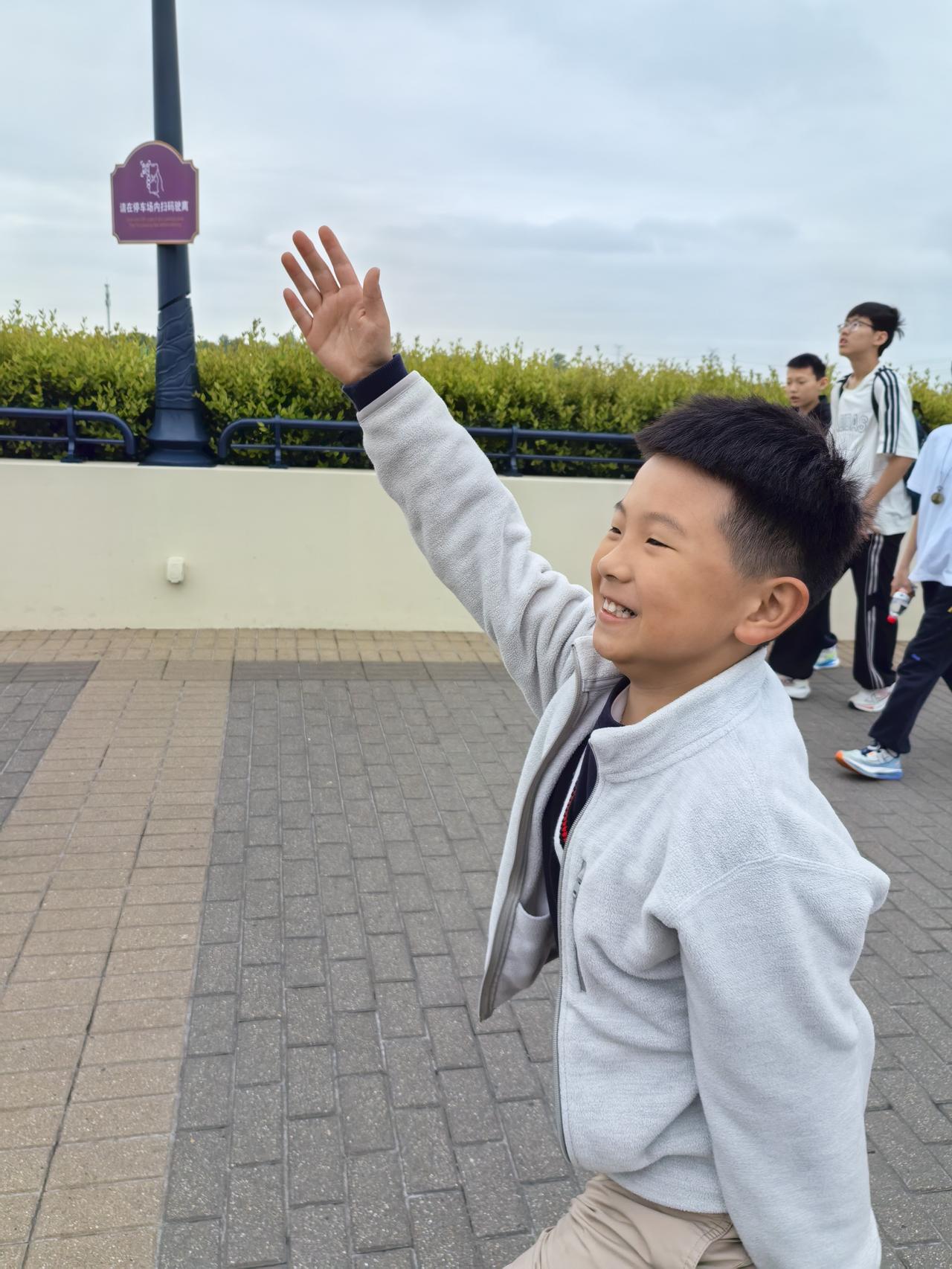 抓住春假的小尾巴，带史同学出去玩，自昨天下午就开始进入排队模式，一处景点排两个小