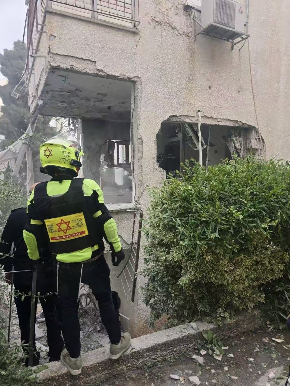 伊朗导弹打击后，特拉维夫东部拉马特甘的一栋多层建筑严重受损。这损失大吗？比加沙差