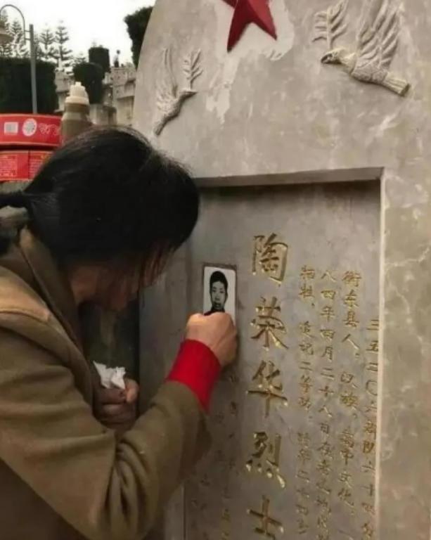 1984 年，一战士壮烈牺牲，其新婚 20 天的妻子拒绝改嫁，坚持生下遗腹子。3