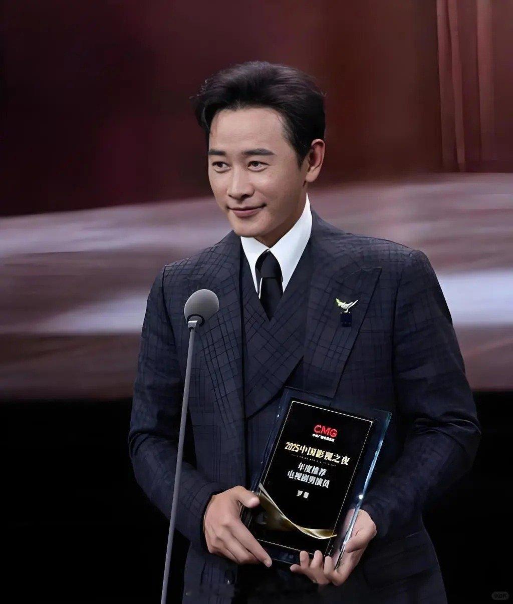 🍉正午的《重庆号》是明年献礼剧，胡歌因为档期原因不演，基本锁定罗晋肖战正在接触