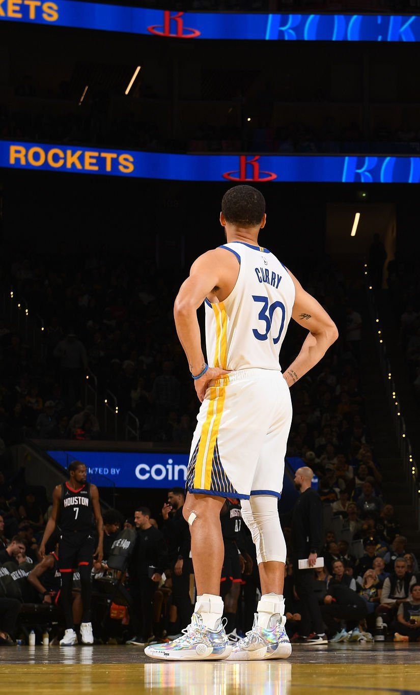 库里上脚李宁韦德之道WOW12 LUX“ASG”，非常炫酷的配色。库里