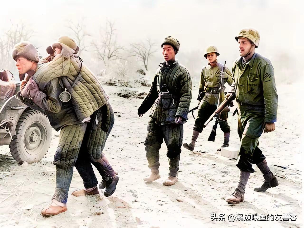 1951年底，在朝鲜战场不幸被俘的志愿军战士，其中一个士兵已经负伤，被战友背着前