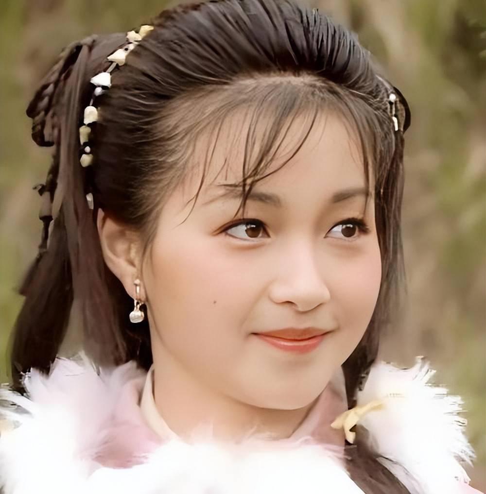 当年的港圈甜妹天花板李绮红现在过得好吗？谁没为她演的郭襄、小辣椒心动过，1米七的