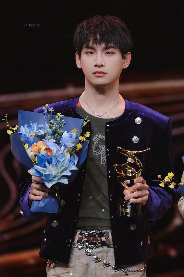 姚琛用歌声传递最温柔的一笔 年度文化艺术表现力人物这个奖，姚琛拿得不算意外。他唱