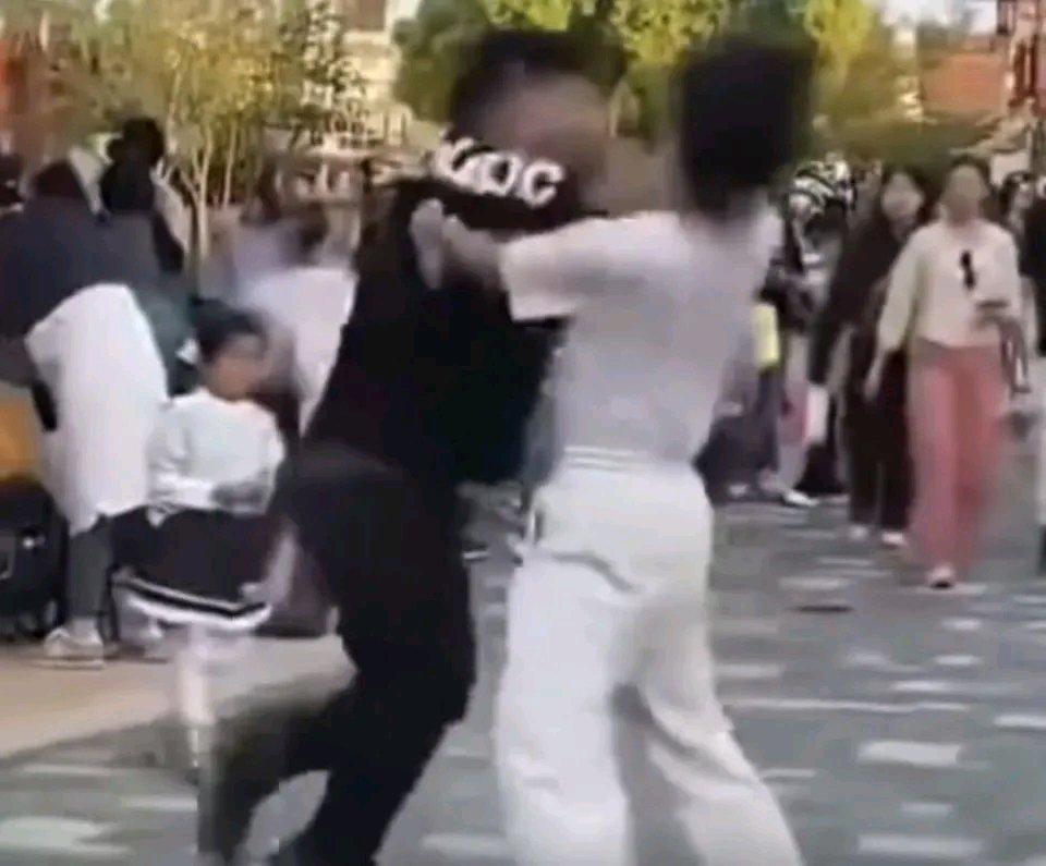 上海迪士尼这事儿真是闹得沸沸扬扬。4月，张先生劝阻吸烟被许某某殴打，软组织挫伤。