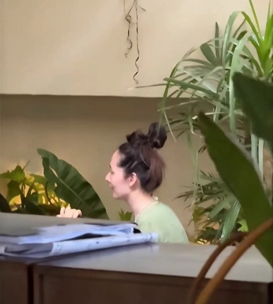 豪门儿媳郭碧婷，引发了网友热议。原因是网友曝光了一段视频，42岁的郭碧婷素颜被偶