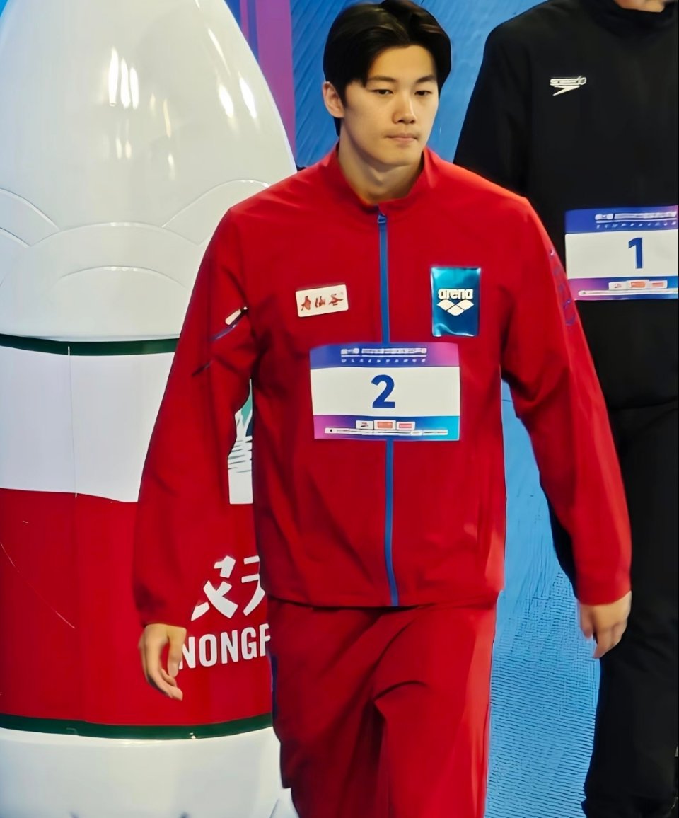 汪顺说退役三十多岁仍坚守泳池，说退役是解压而非告别。老将与岁月抗衡，每一次出发都