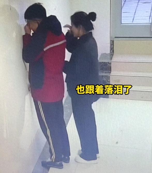“好老师影响孩子一生！”河北，2024年11月一老师要离职了，男生去送她，可走着