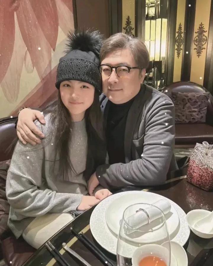 风向真是说变就变。
以前刷屏的是李湘和王诗龄的母女照。
现在，主角换成了王岳伦。