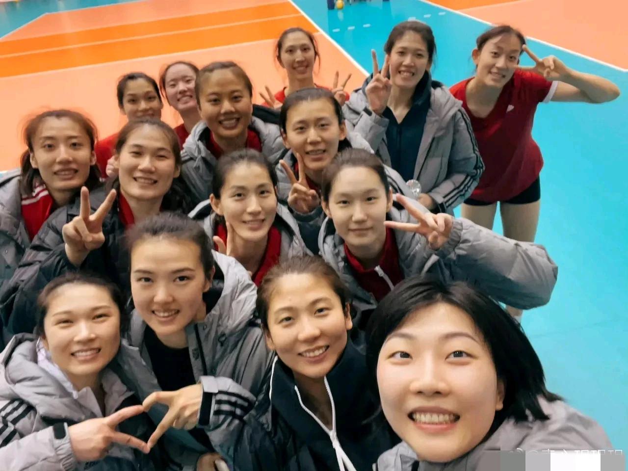 女排现役球员中，从能力上划分，大致分为4个层次：

1、优秀：目前就李盈莹、袁心