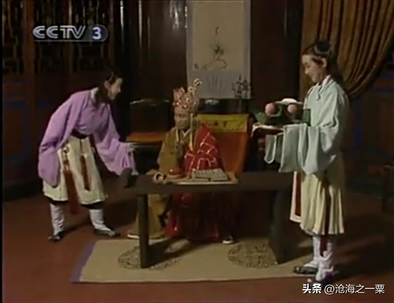 唐僧真是虚伪，五庄观清风明月打了两个人参果奉上，唐僧说是未满的孩童，千推万阻不吃