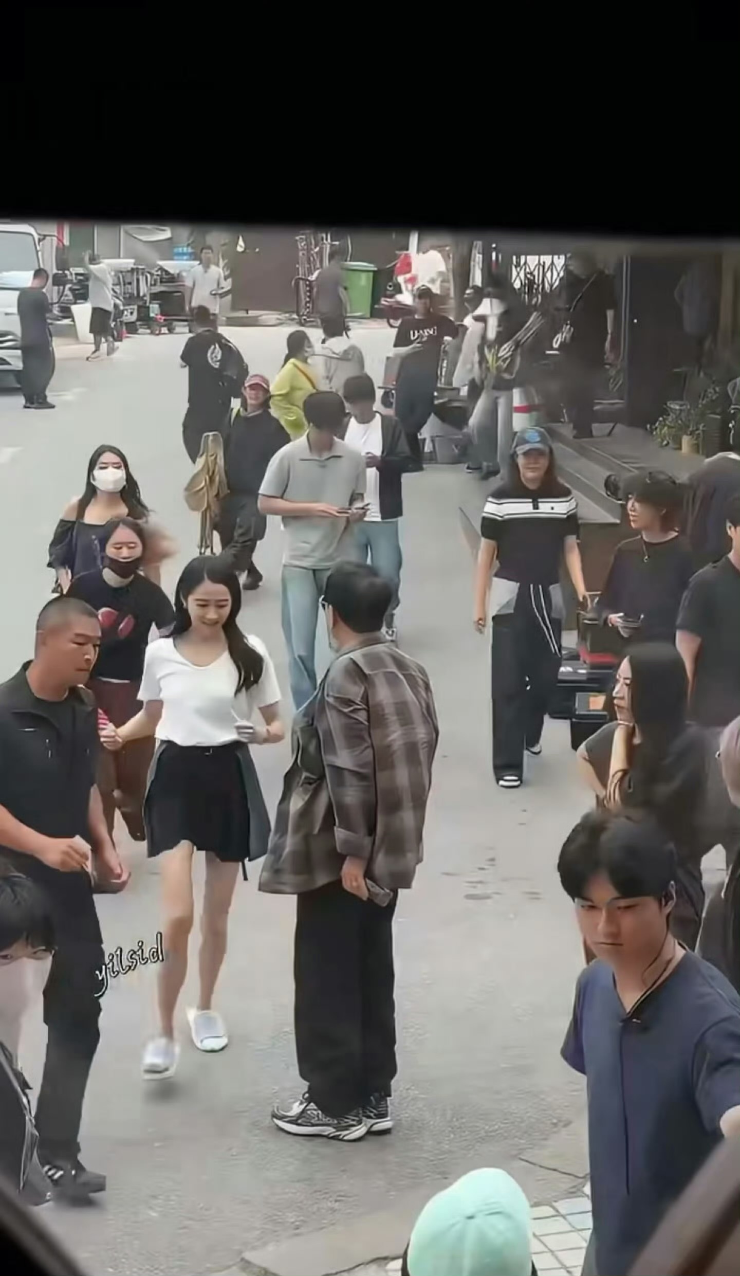关晓彤一路小跑迎接爸爸探班关晓彤正在《我与爱同谋》片场拍戏，原本还沉浸在角色情绪