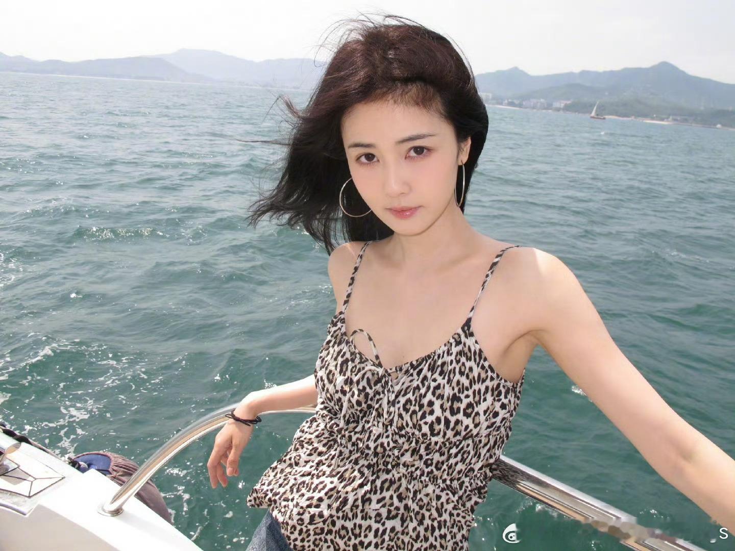 这是我女连着几部古装的发量，我真的太嫉妒了，你看看这胎毛，比我头发都稠密[抓狂]