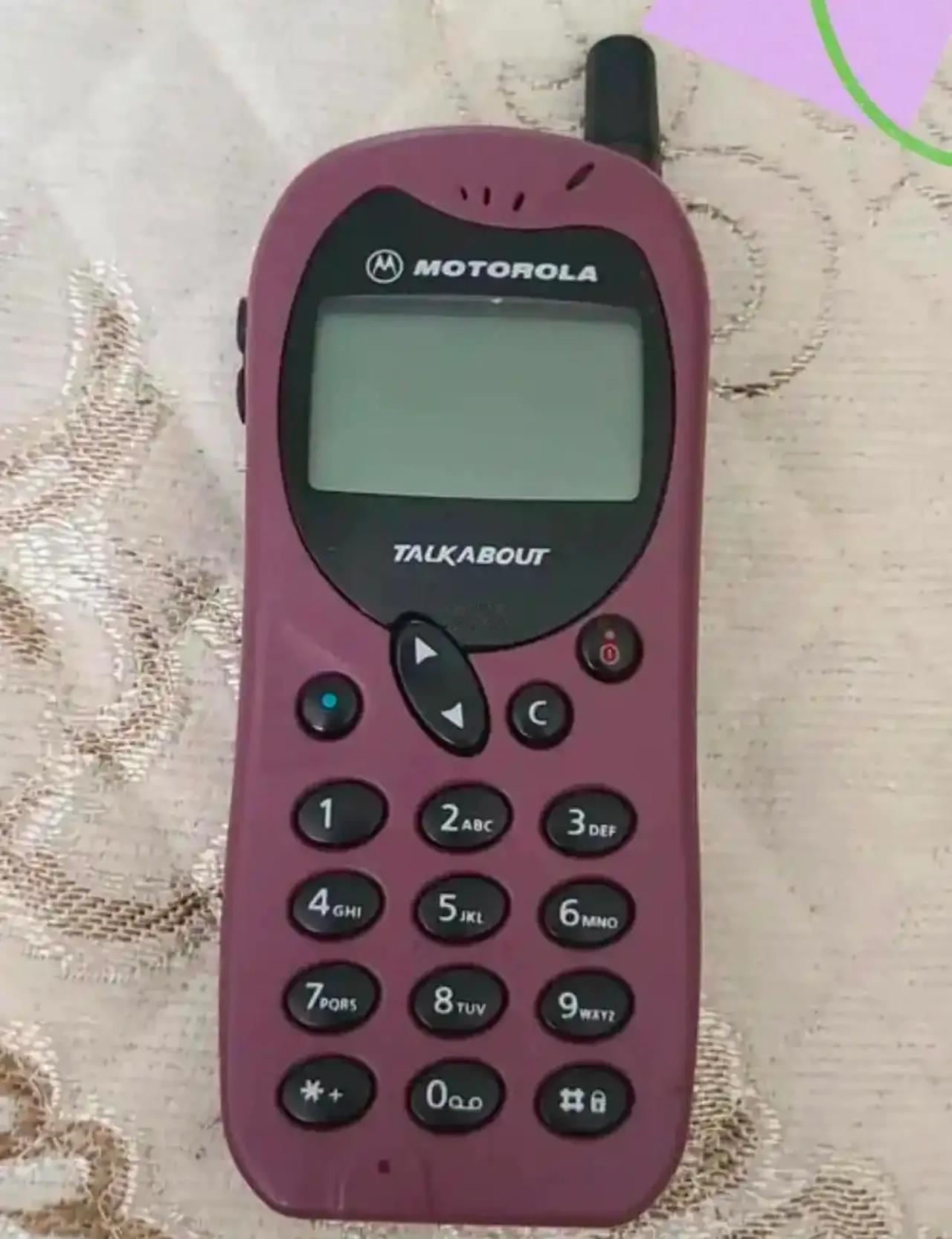 你买的第一部手机是什么品牌的摩托罗拉2688，是不是暴露年龄了呢[大笑][大笑]