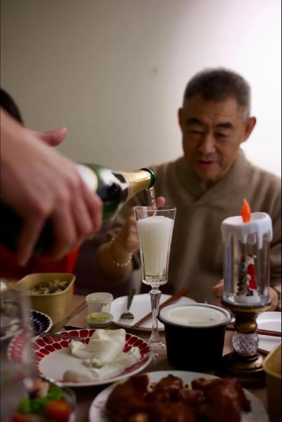 朱珠一家平安夜过得是真热闹，不仅邀请了一帮朋友来家里聚餐，朱珠爸爸和妈妈也罕见出