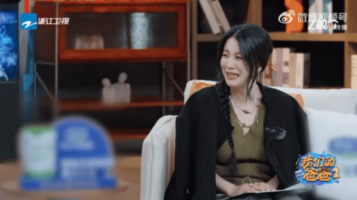 李嘉格被爆男友陪同录节目 我们的爸爸 从让女儿接受新男友，到男友全程陪录节目，再