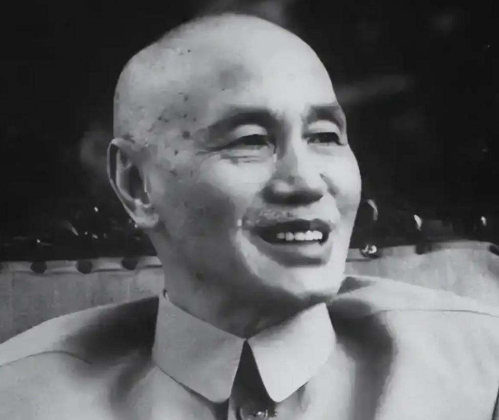 1975 年，蒋介石临终前才敢说，潜伏最久的卧底并非吴石，是天天坐我旁边开会的这