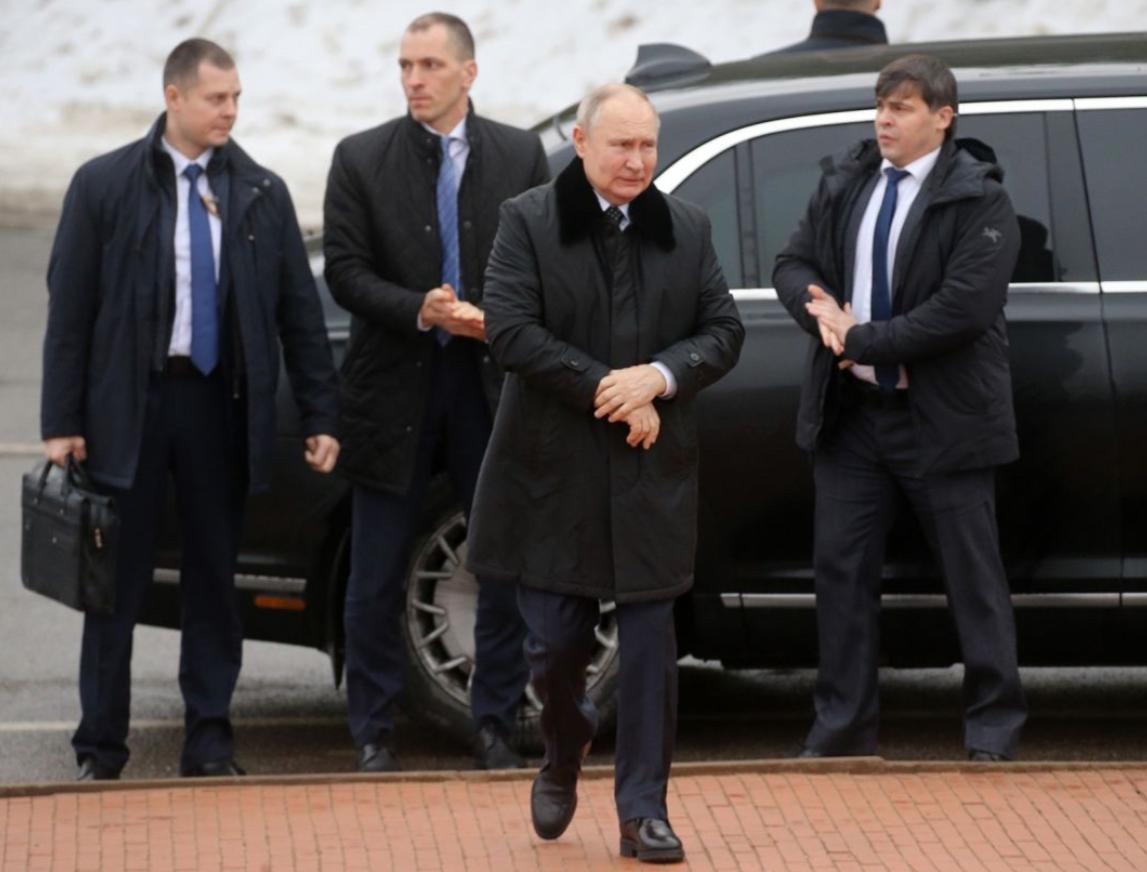 外媒今天报道：俄罗斯计划动用军队保护普京免受国际刑事法院的制裁。


多家海外媒