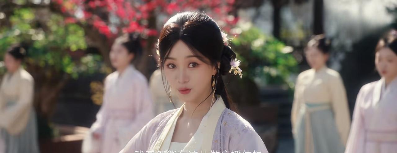 皇帝竟然跟妃嫔们玩老鹰捉小鸡？
你没听错，这边宫女太监们集体做操，那边夏侯澹甩开