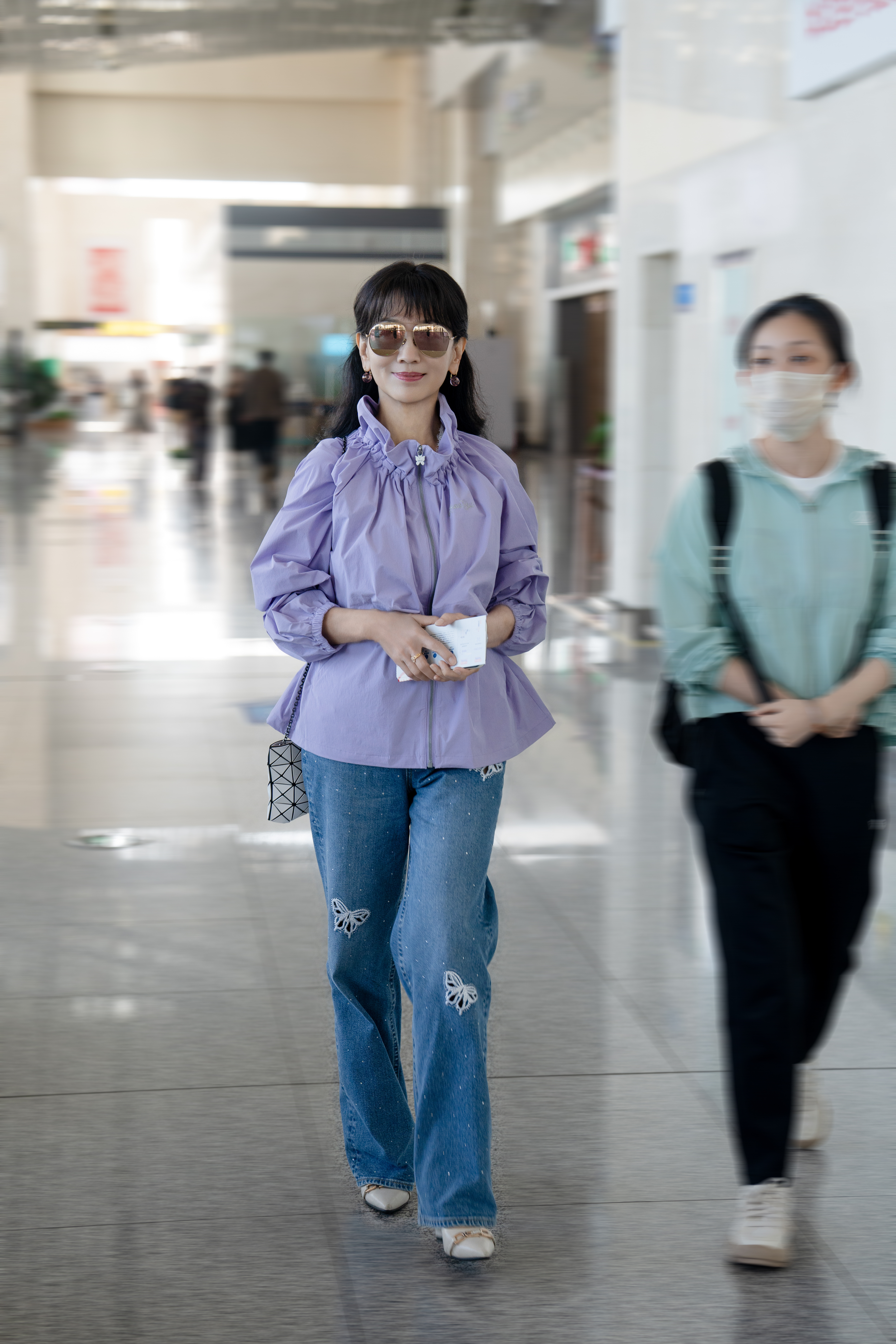 赵雅芝赵雅芝 芝姐牛仔裤白色坡跟高跟鞋