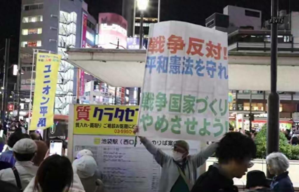 日本一夜变天？数万民众围堵东京，高市早苗被喊“滚出首相府”





这是一场声