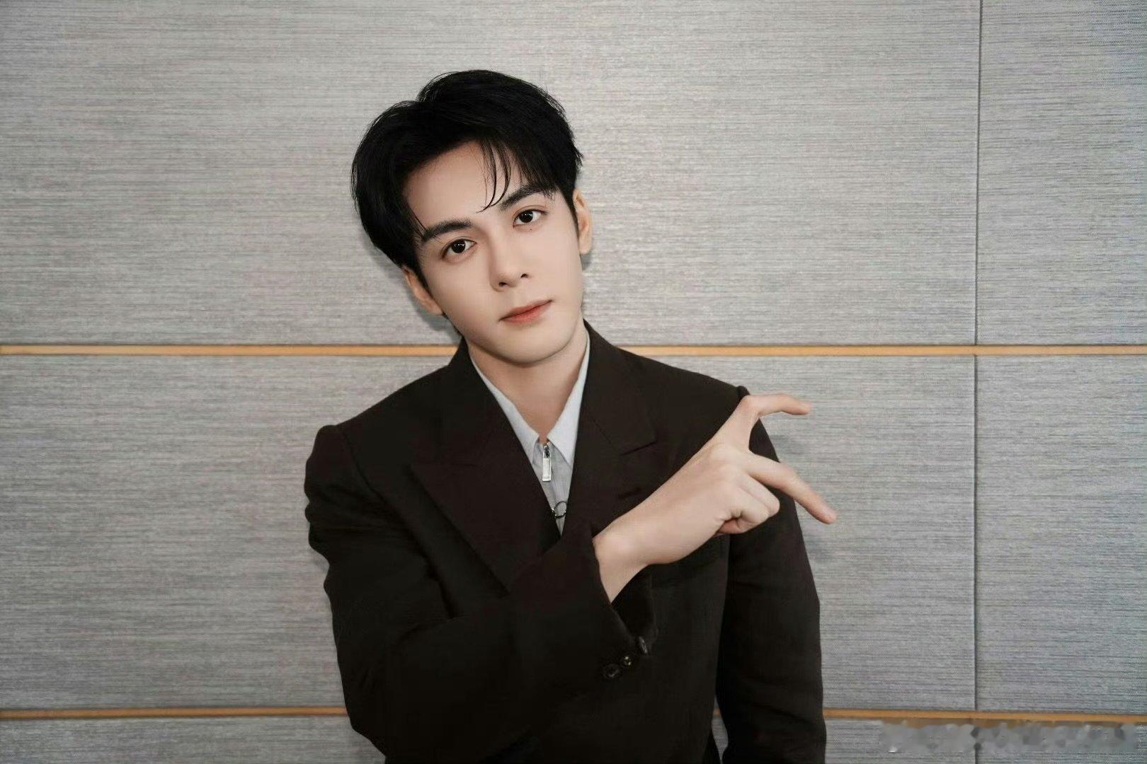 曾舜晞这个吴小狗变吴老狗的转场 曾舜晞这转场谁顶得住啊很难不反复循环这段画面！前