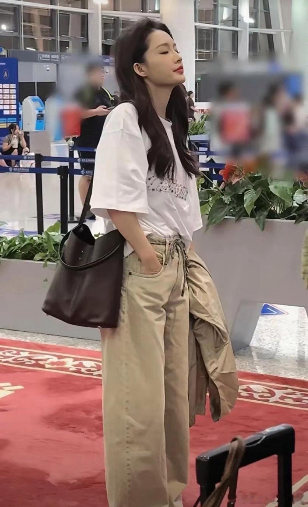 李沁温州出发长沙机场照，简单基础款穿搭，私服真的好有气质 ​​​