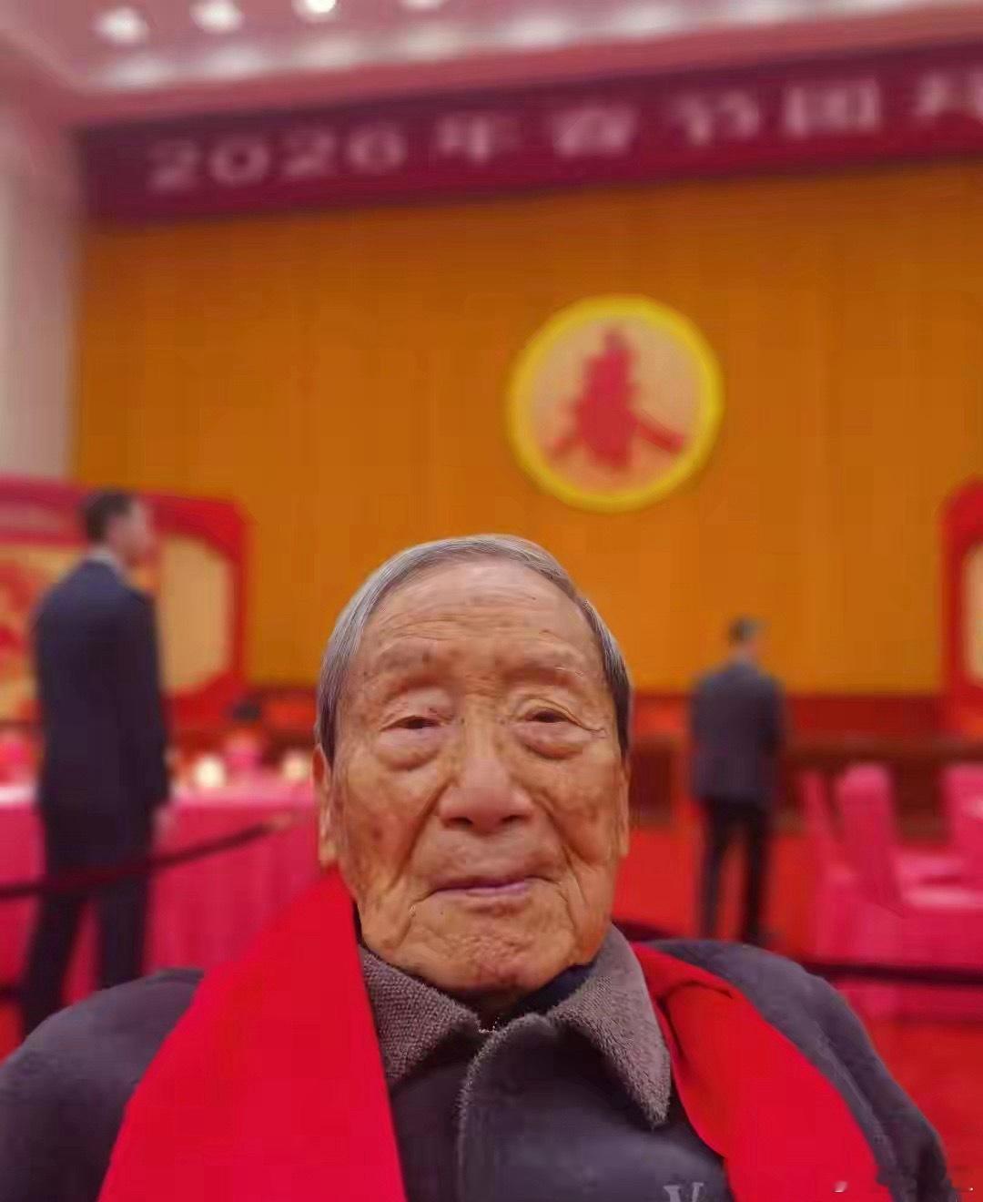 和同事在那儿抽烟闲聊的时候说起以前读书的事。说着说着就说到我高中母校的校友贺敬之