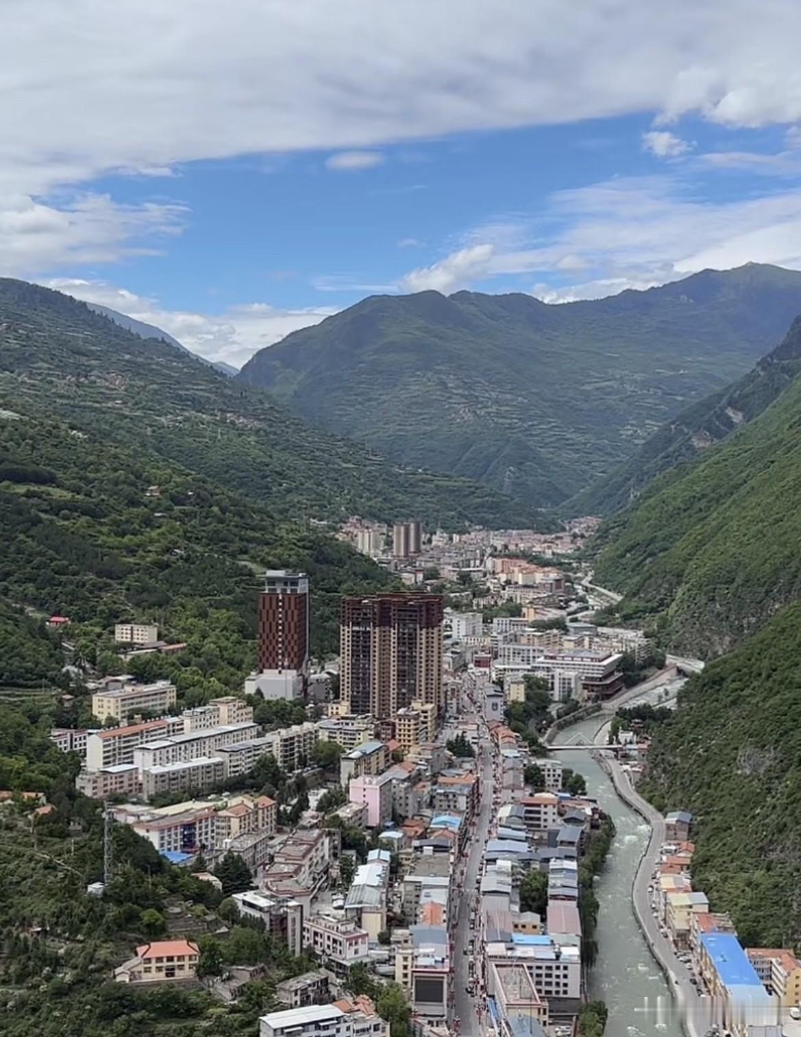 一半市井烟火，一半山野清风。

群山如黛，环抱着河谷里的小城。清冽的河水穿城而过