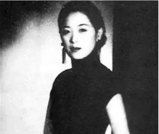 她13岁被亲生父亲卖到风月场，新中国成立后，她将四百万大洋和一百七十两黄金的字画
