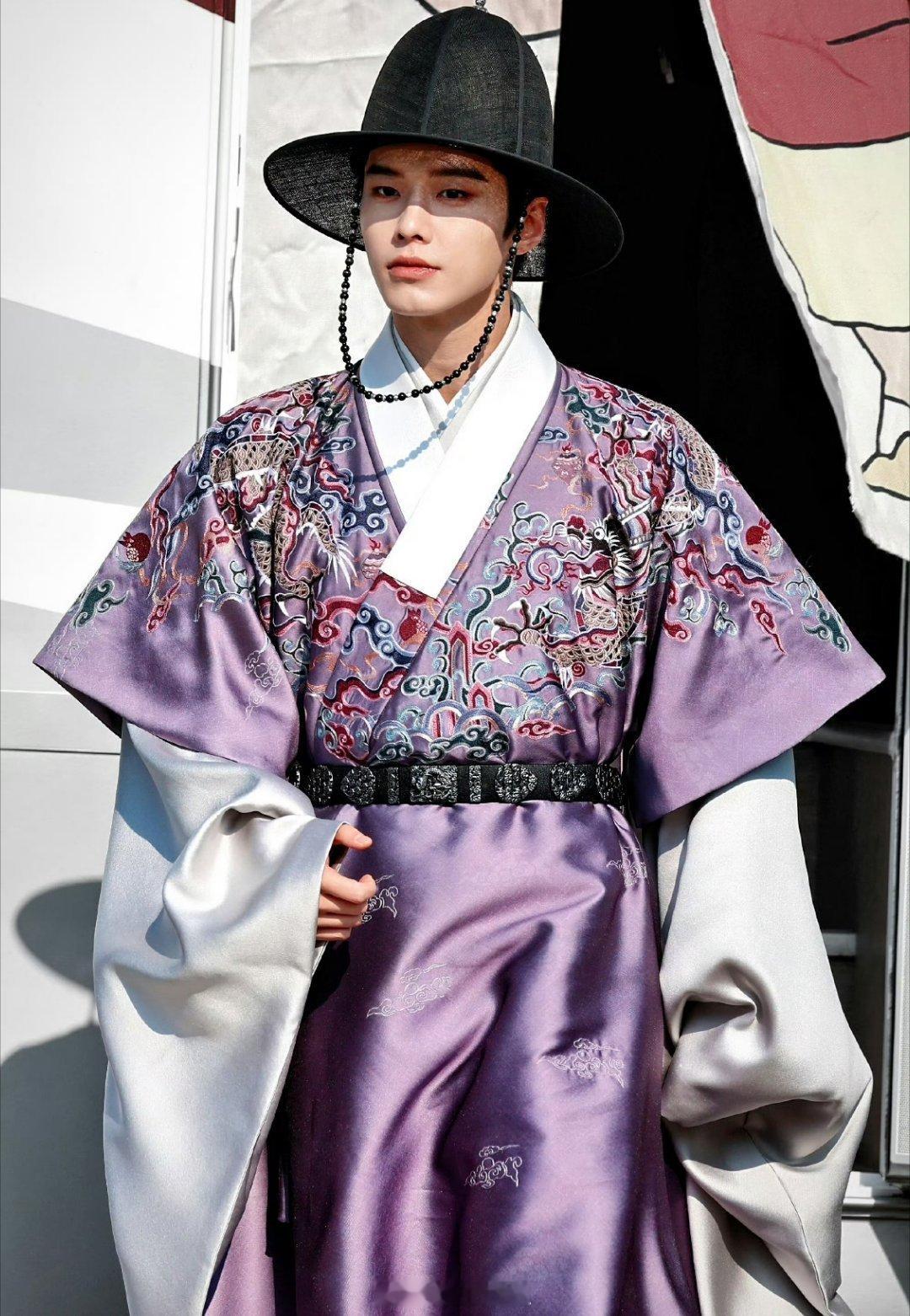 何与《窈窈有期》紫衣新皮肤 感觉他和这个妆造还挺合适的何与忍住