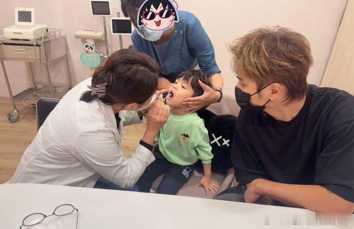 罗志祥经纪人发文晒出了孩子和罗志祥做亲子鉴定的照片，结果显示罗志祥和两个孩子之间